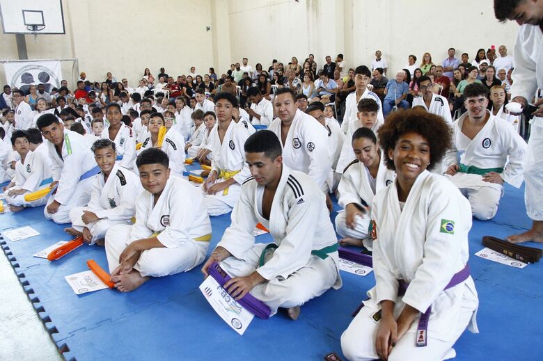Judocas de Poá avançam na graduação de faixas