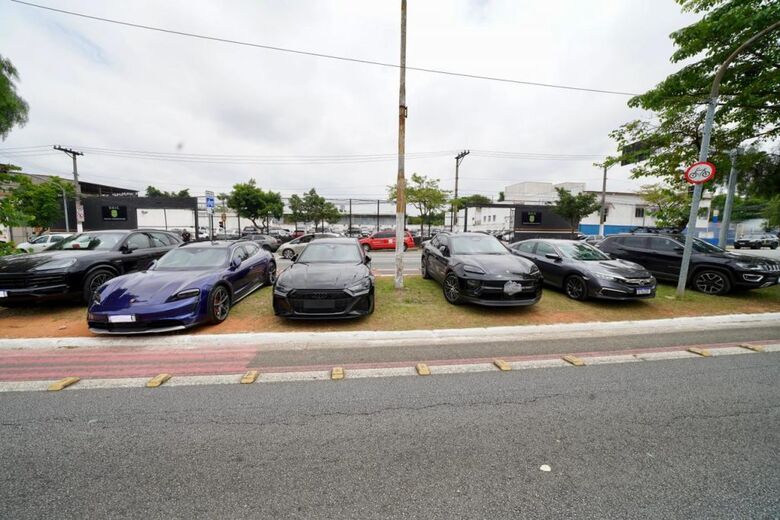 Veículos de luxo apreendidos em operação da Polícia Civil