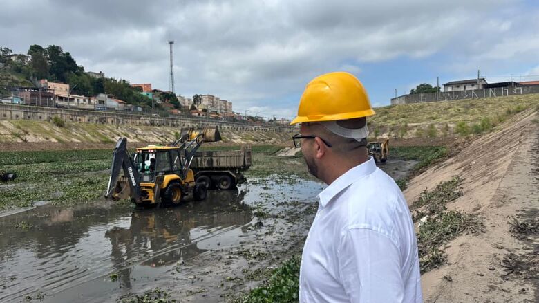 Poá inicia limpeza do piscinão em prevenção às chuvas de verão