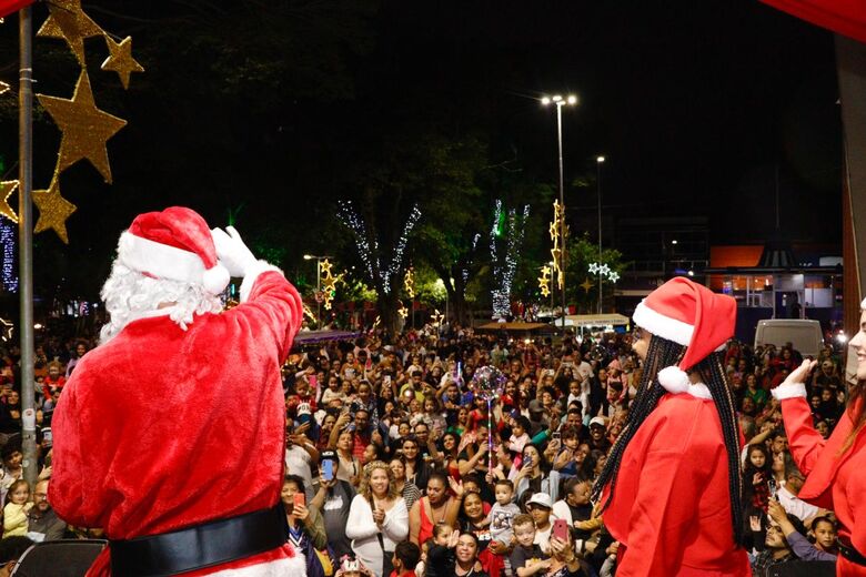 'Natal da Alegria' com Papai Noel, apresentações musicais e acender de luzes atrai 4 mil pessoas