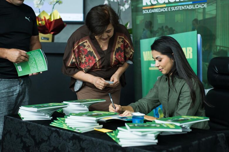 Autoridades prestigiam lançamento do livro de Clau Camargo em Mogi