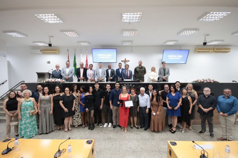 Cintia Lira recebe Medalha Suzano Brandão da Câmara de Suzano