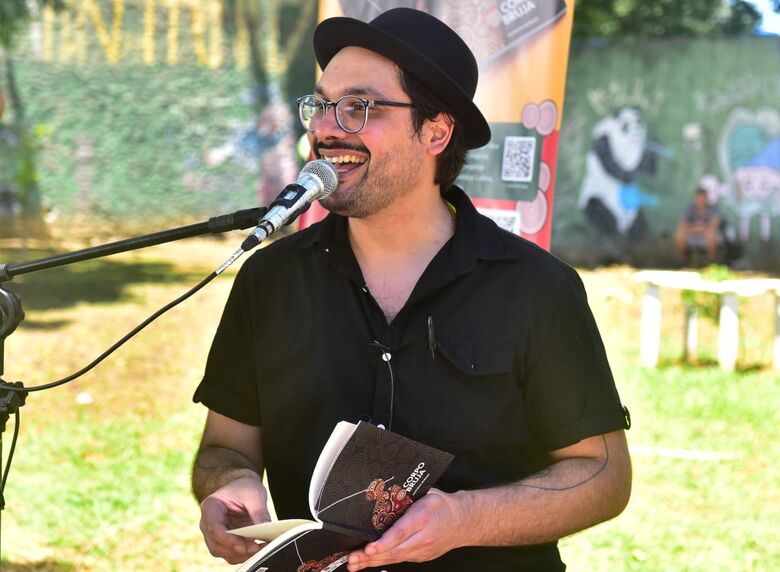 Lançamento de Corpo-Bruja reúne mais de 70 pessoas em Poá