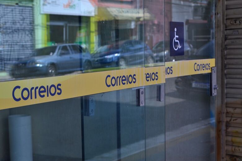 Trabalhadores dos Correios avaliam greve na região