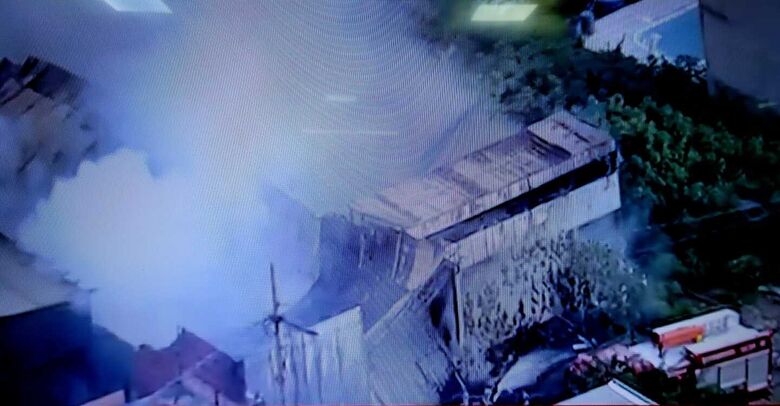 Incêndio de grandes proporções atinge depósitode madeiras em Itaquá