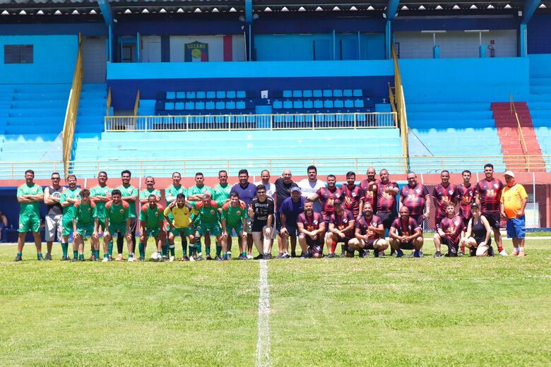 Jogo de futebol foi realizado pela manhã no Estádio Suzanão