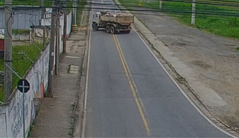 Smart Mogi flagra descarte de lixo irregular e responsável é multado