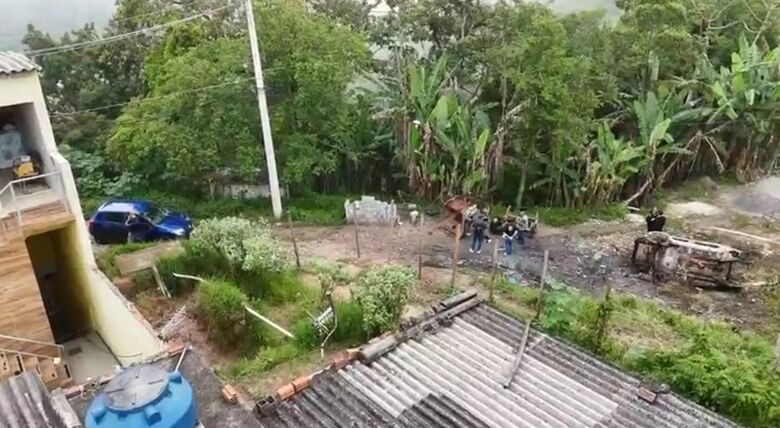 Pai e filho são presos em desmanche ilegal de veículos roubados e furtados em Ferraz