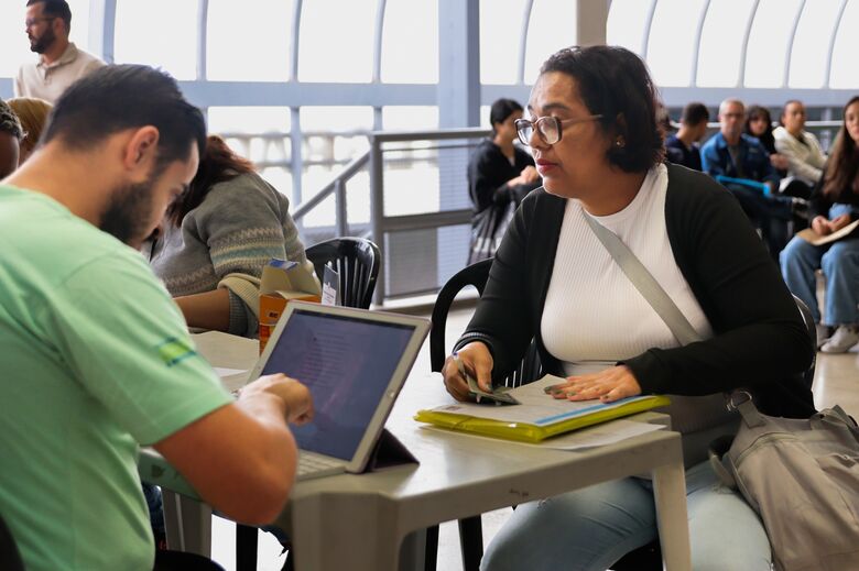 Mais de 200 candidatos lotam o CIC em busca de emprego em Ferraz