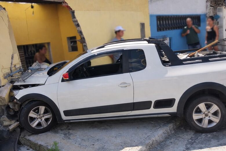 Homem é preso pela GCM por embriaguez ao volante após destruir muro de residência
