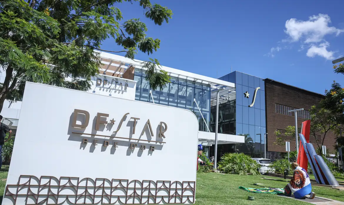 Ex-presidente deixou o hospital DF Star no fim da tarde desta quinta