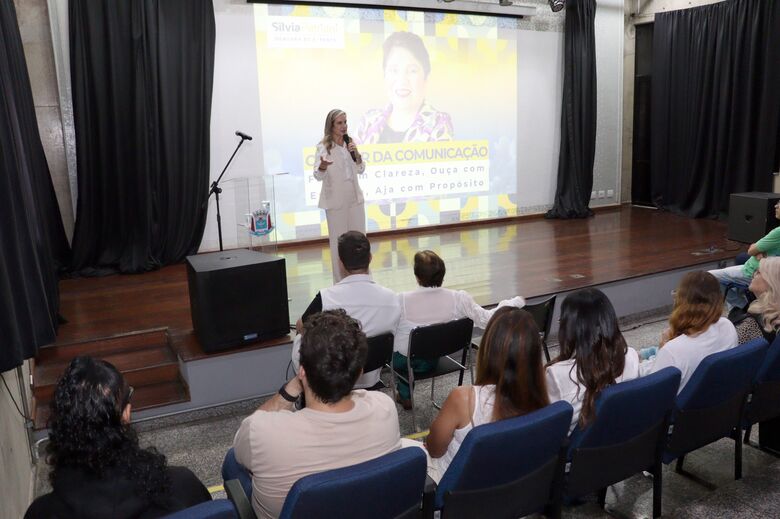 Evento dedicado à saúde mental lota Cineteatro e reforça poder da comunicação junto a servidores