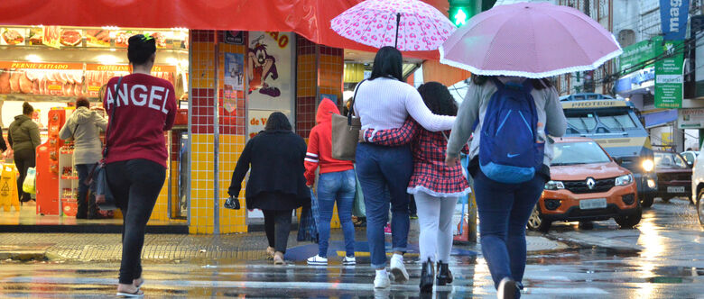 Castigam as cidades da região. Em Suzano, registro de pontos de alagamentos