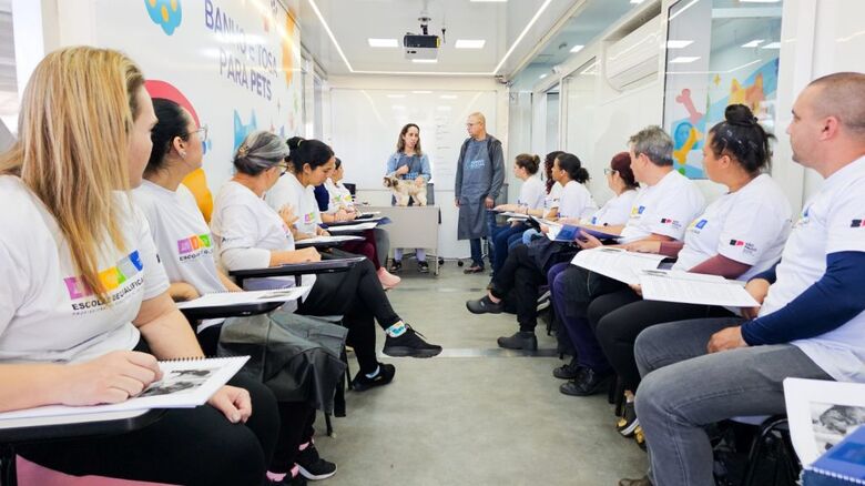 Unidades móveis estão instaladas em pontos estratégicos das cidades, com cursos distribuídos nos períodos da manhã, tarde e noite