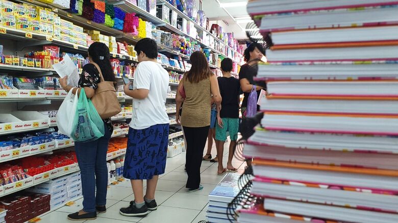 Procon de Suzano orienta sobre compra de materiais escolares