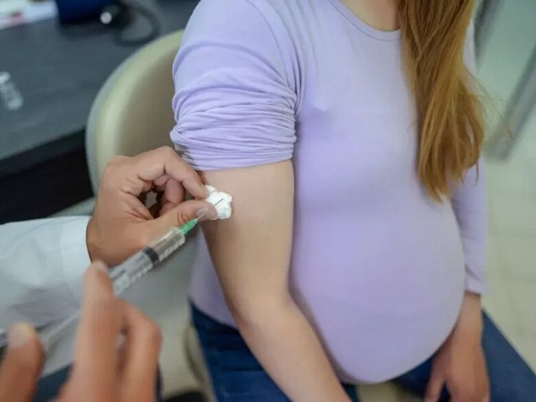 população deve se vacinar também contra Influenza e covid-19