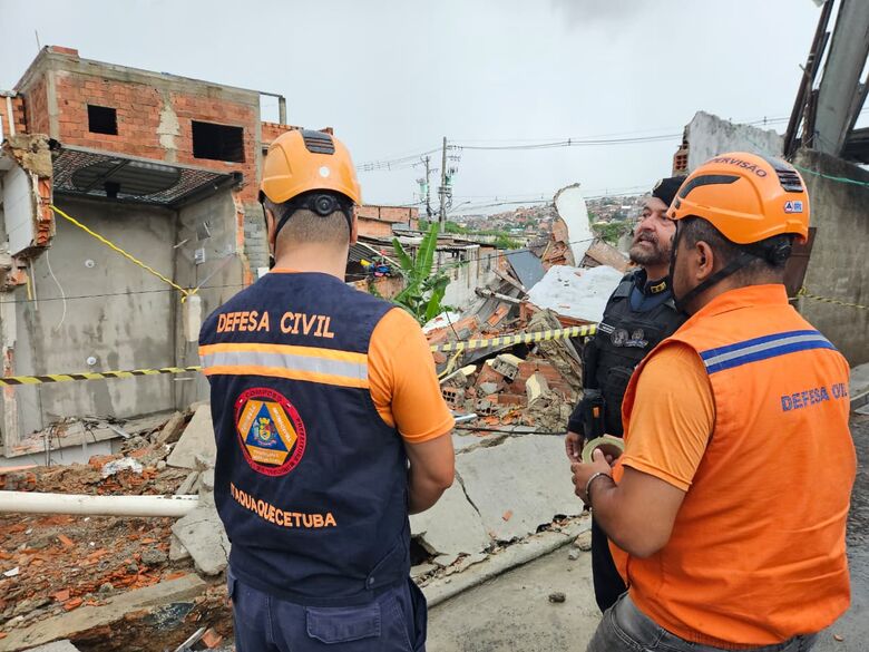 Casas interditadas desabam após fortes chuvas em Itaquá