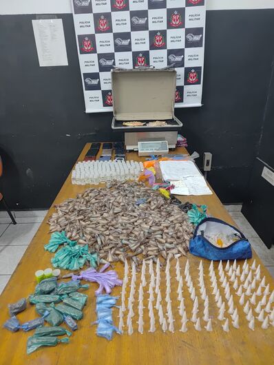 Entorpecentes e dinheiro foram apreendidos 