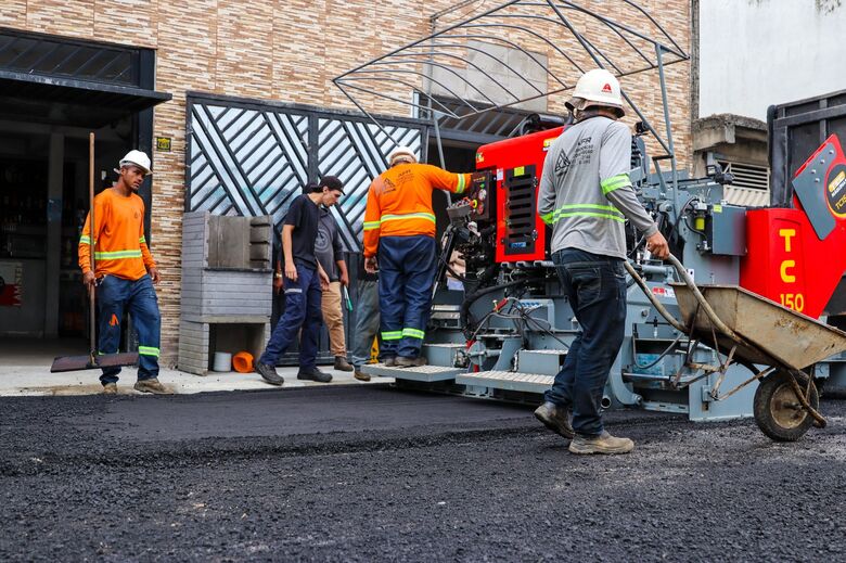 Secretaria de Obras realiza ações na calçada e drenagem na Rua Borba Gato, em Ferraz