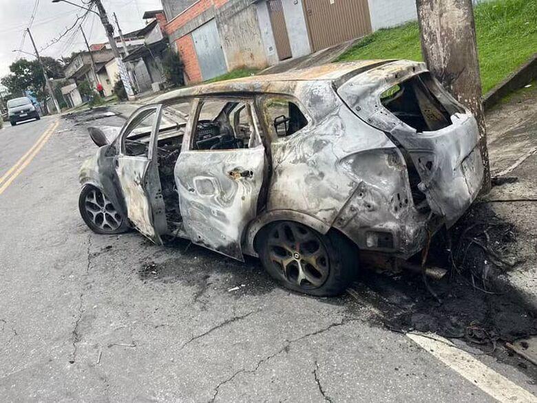 Jovem morre em acidente de moto e carro de motorista que fugiu é incendiado por populares em Itaquá