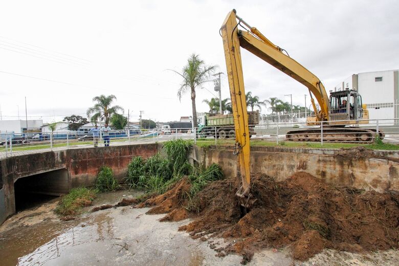 Poá intensifica limpeza de córregos e rios para prevenção de enchentes