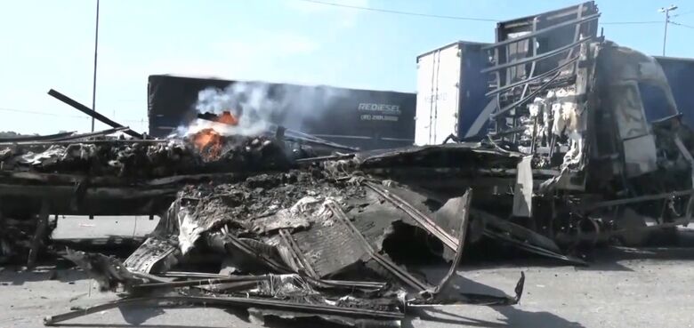 Carreta pega fogo após colisão e provoca cerca de 7 km de congestionamento na Dutra, em Arujá