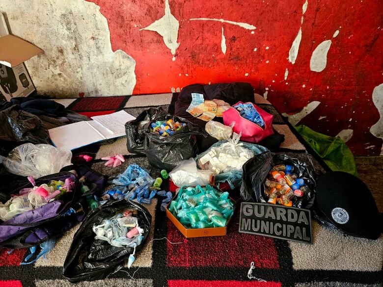 GCM de Itaquá apreende mais de 500 porções de drogas em casa-bomba