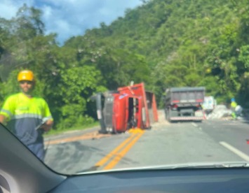 Caminhão tem falha nos freios e tomba na Mogi-Bertioga