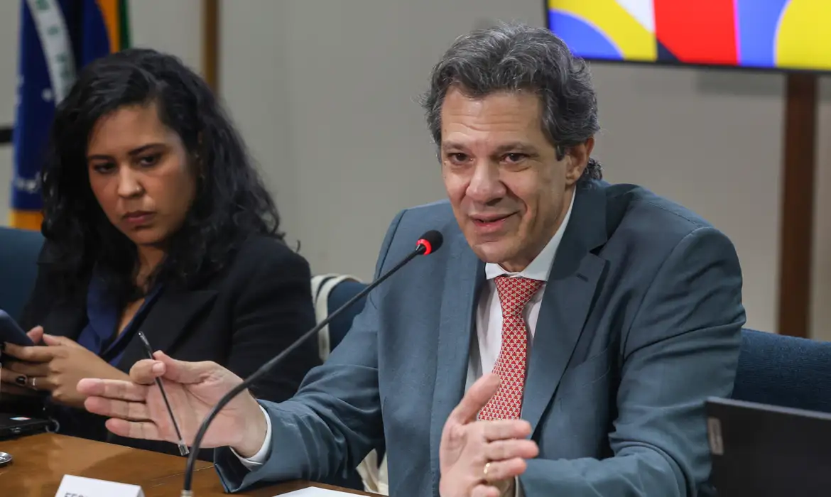 Ministro apoia decisão de Flávio Dino e critica auxílios fora do teto