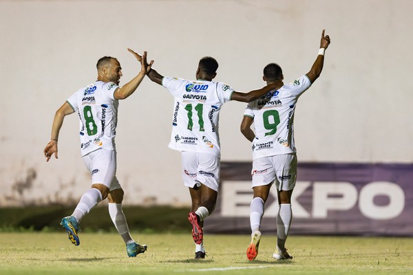 Jogadores do União São João comemoram gol contra o Suzano neste sábado