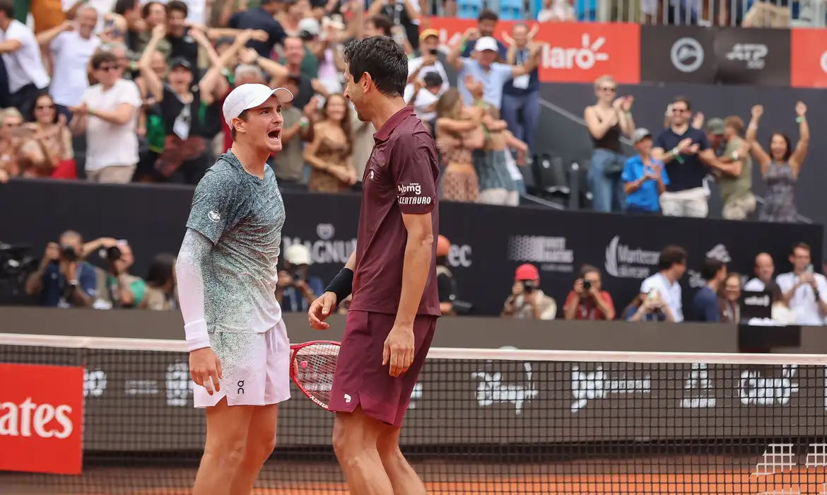 Brasileiros disputarão título de duplas da competição