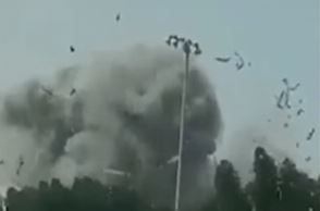 Essa é uma captura de tela de um vídeo gravado dentro de um carro em movimento, que mostra um míssil atingindo o Bahrein, país que abriga instalações da Marinha dos Estados Unidos no Oriente Médio