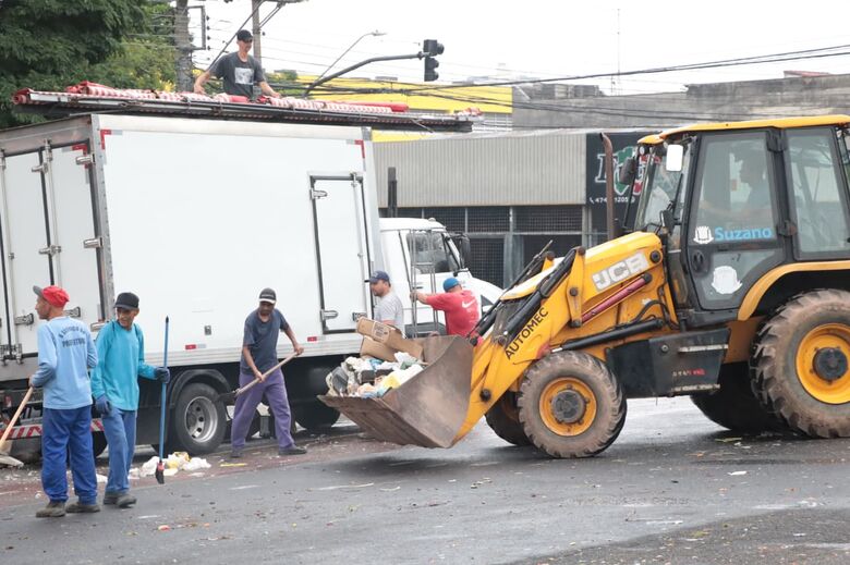Prefeitura atua com mão de obra própria para garantir coleta de lixo em regiões afetadas