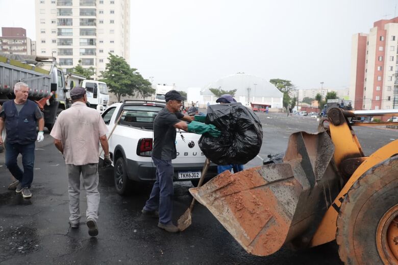 Prefeitura utiliza mão de obra própria para tentar atender os bairros afetados