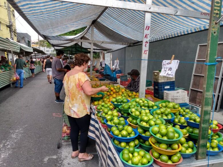 Feirantes devem fazer renovação do alvará 