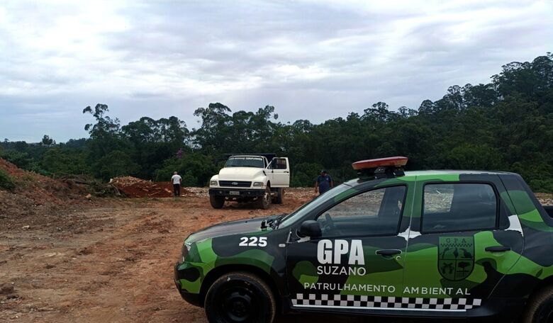 Atividade estava sendo realizada em área próxima ao rio Guaió e sem documentação de autorização