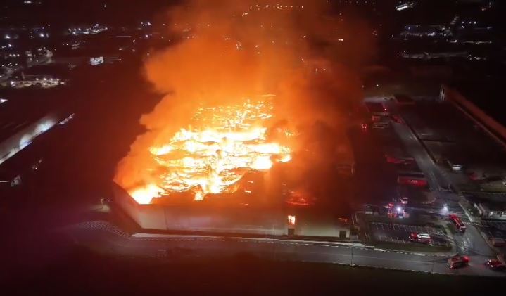 Incêndio de grandes proporções atinge empresa de Arujá