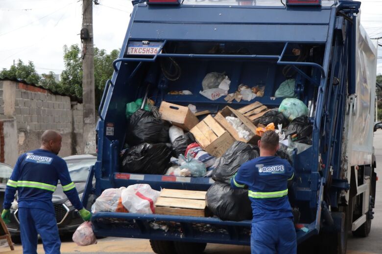 Suzano garante recolhimento de 2 mil toneladas de lixo das ruas em menos de três dias