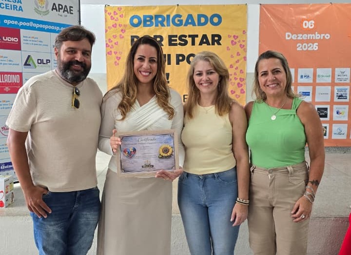 Primeira-dama recebe Certificado de Gratidão e Engajamento da Apae de Poá