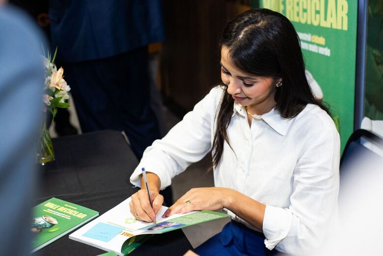 Clau Camargo lança livro Vale Reciclar em São José dos Campos e vereadores querem implantar projeto