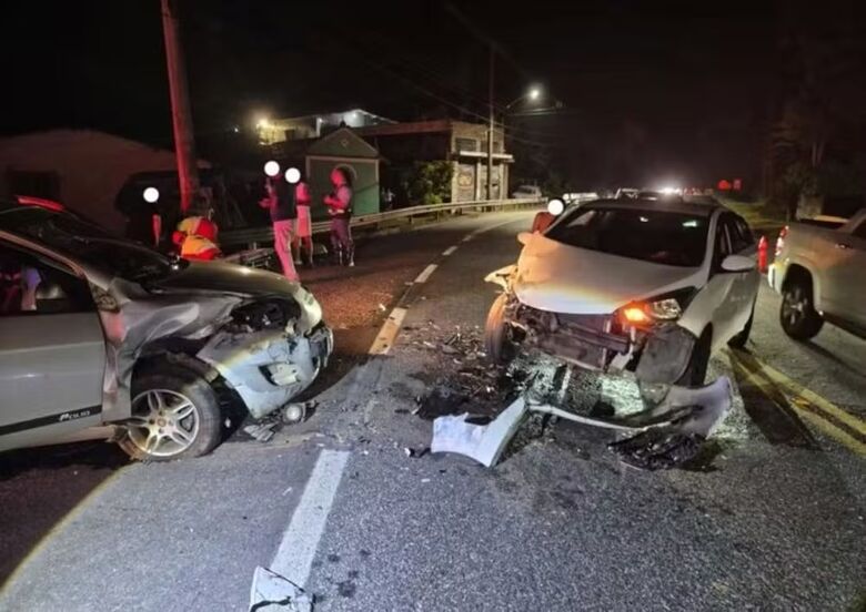 Acidente deixa dois feridos na Mogi-Bertioga