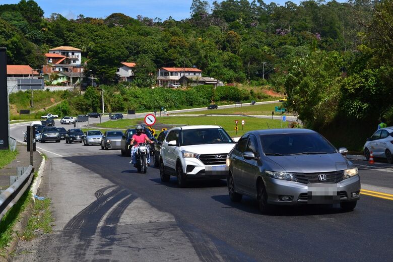 Mogi-Bertioga é liberada após interdição pelo alto volume de chuvas