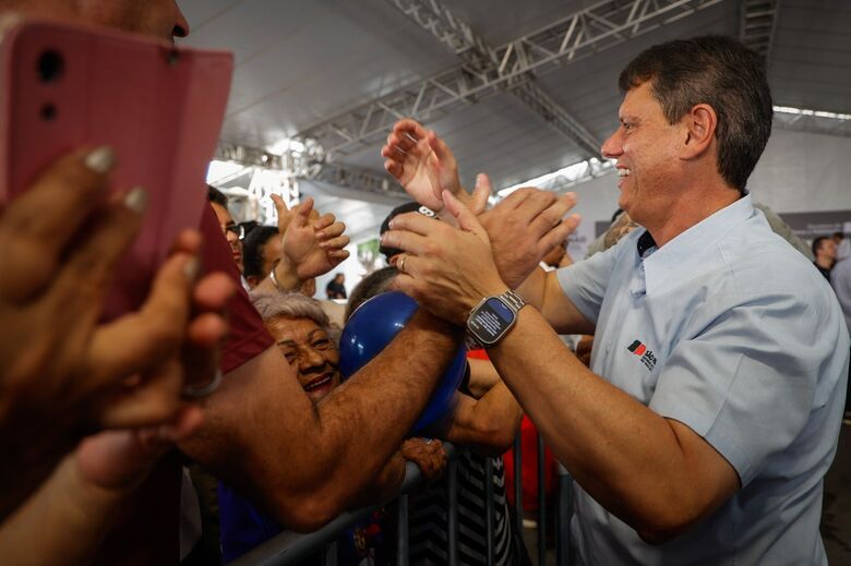 TARCÍSIO Esteve em Itaquá na entrega de escrituras de unidades habitacionais