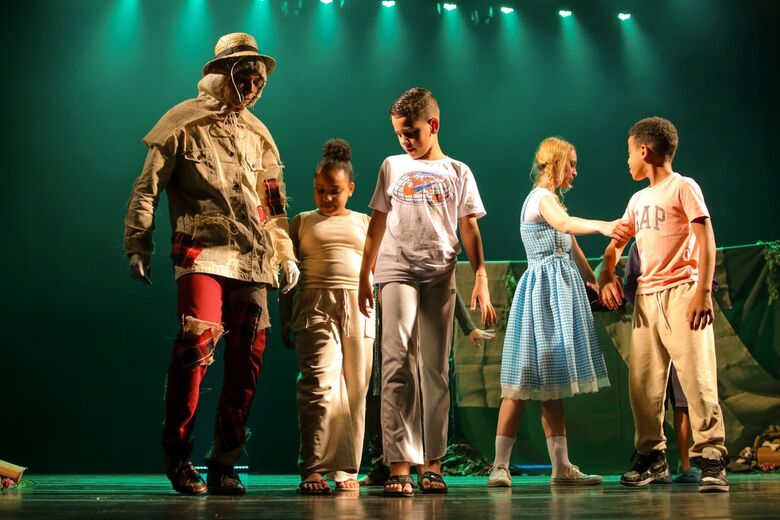 Espetáculo teatral 'Espantalho  Uma História de Oz'