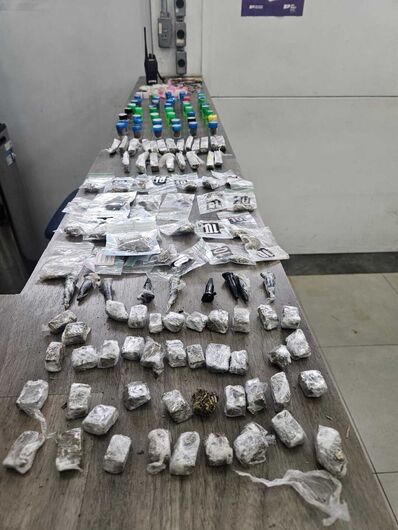Foram localizadas 563 gramas de maconha, 58 gramas de cocaína, R$ 273,30 e um rádio amador.
