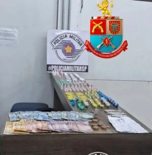 Segundo os policiais, foram encontrados 325,59 gramas de entorpecentes, sendo 136,69 de maconha, 84,6 de cocaína, 104,3 de crack e 4 lança perfumes.