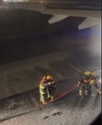 Essa é uma captura de tela de um vídeo que mostra a ação dos bombeiros com o avião já no chão