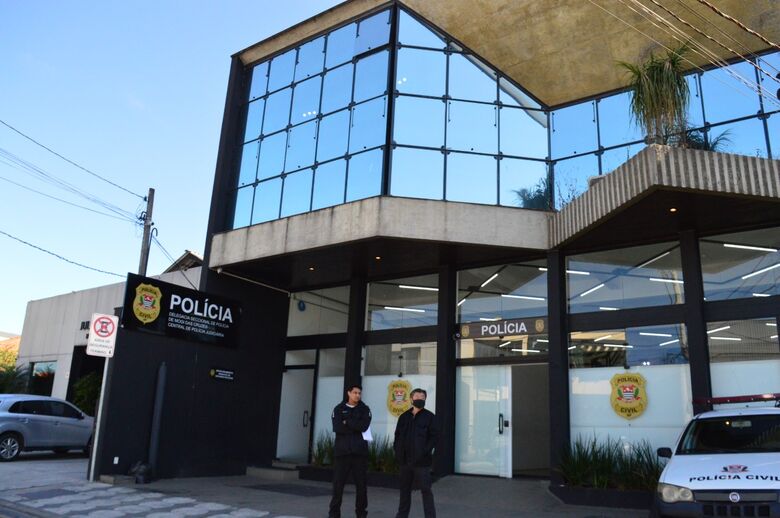 O suspeito foi encaminhado à Central de Flagrantes, onde permaneceu preso por roubo, adulteração de sinal identificador de veículo e associação criminosa