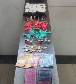 Do total, foram apreendidas 31 porções de maconha, 31 porções de crack, 81 porções de cocaína e uma porção de ecstasy