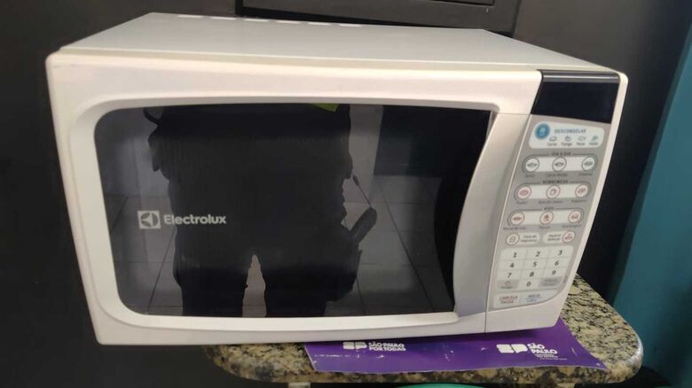 Suspeito estava levando um micro-ondas da escola 